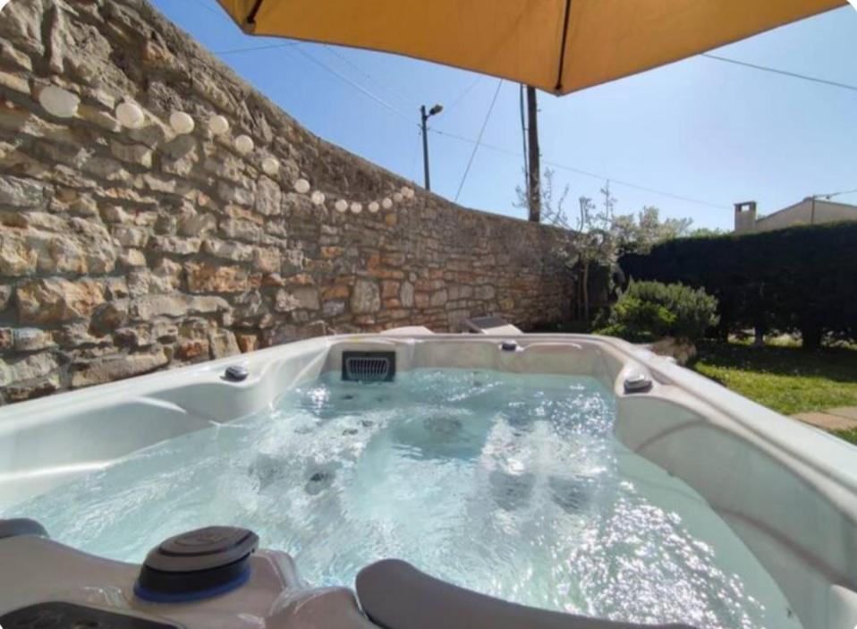 Apartment With Whirlpool And Bbq Near Porec Baderna Exterior foto